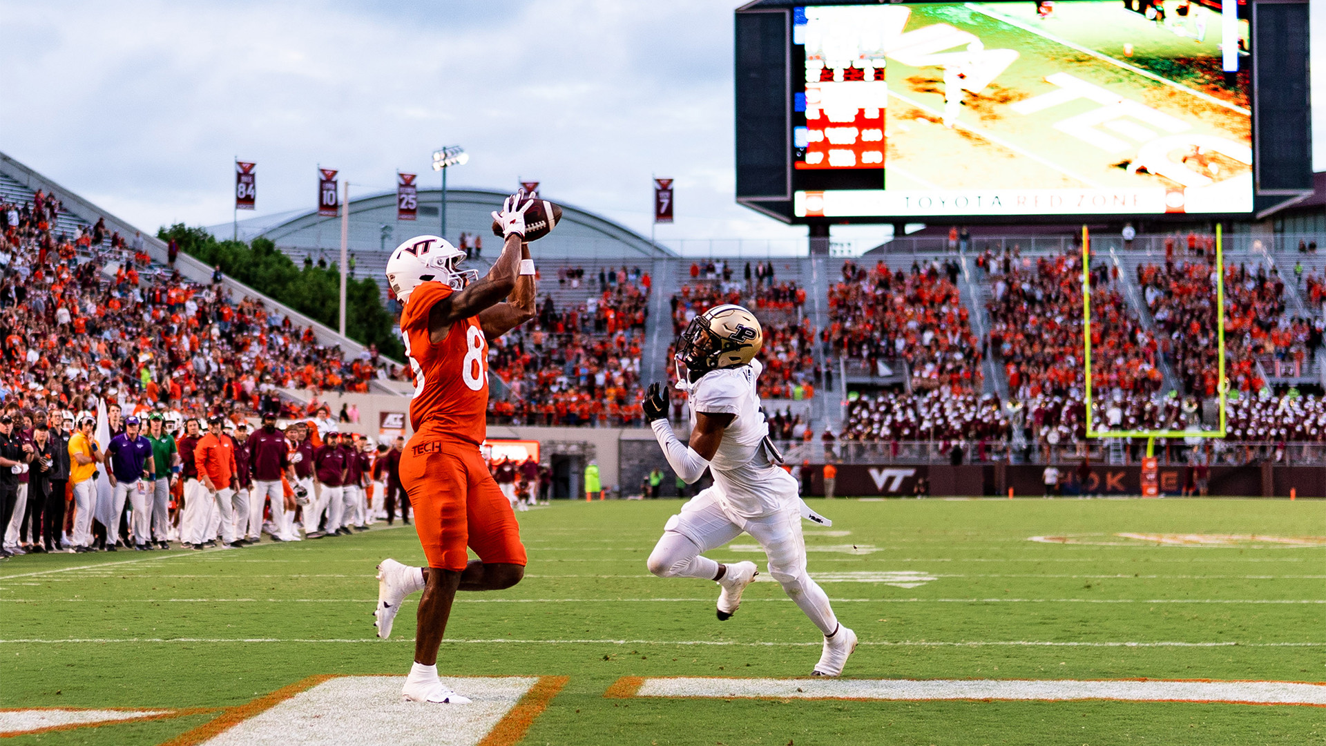 Rus yigiti porno tomosha qilardi. Yosh mushuk